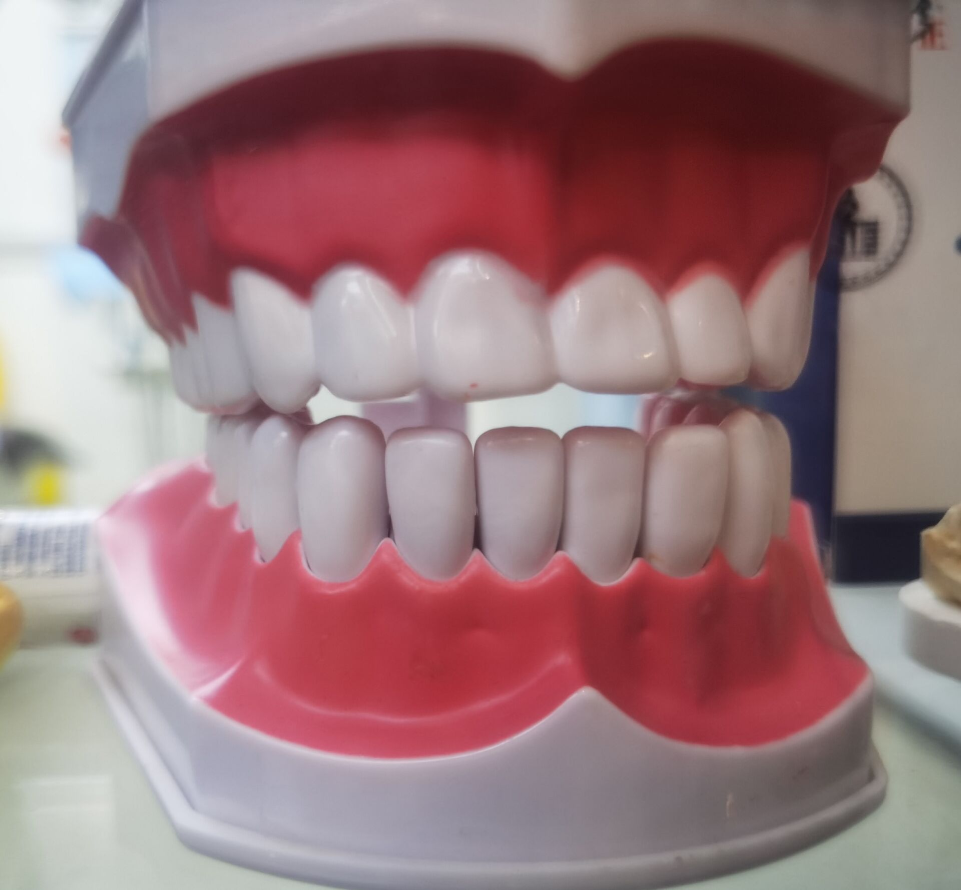 新研究发现：经常刷牙和使用牙线少得老痴